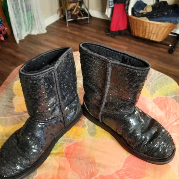 COPY - UGG black sequins boots - Picture 5 of 8